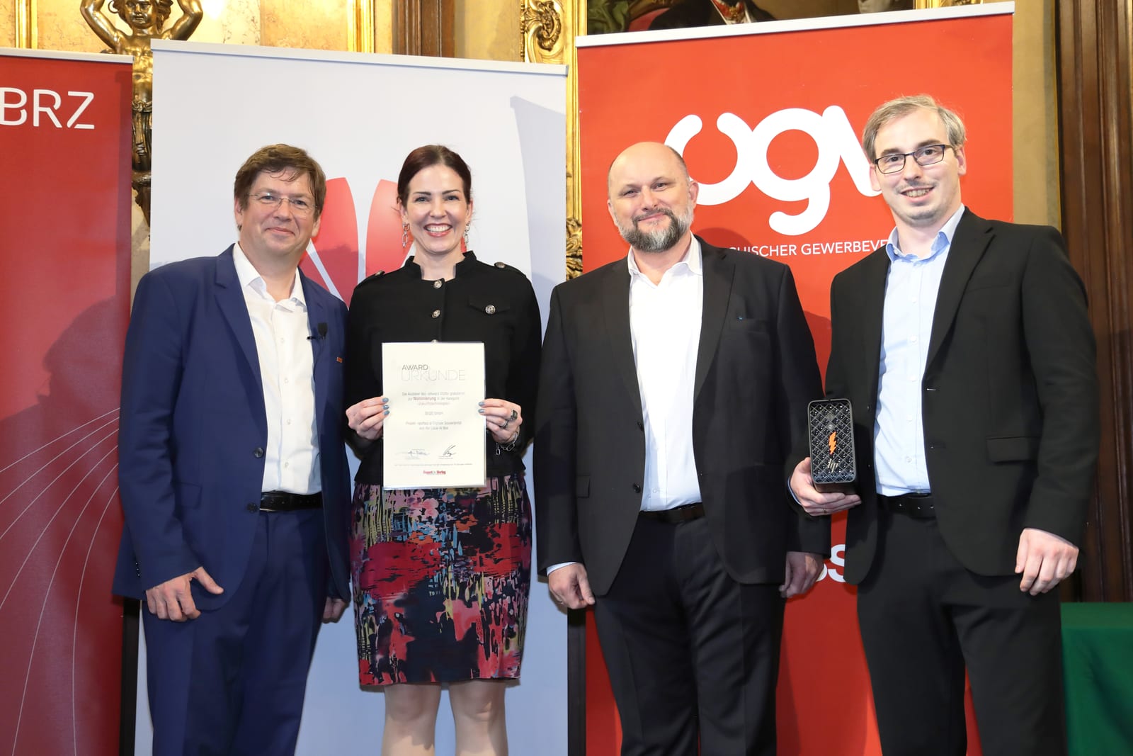 Übergabe der eAward-2026-Nominierungsurkunde auf der Bühne im Palais Eschenbach in Wien