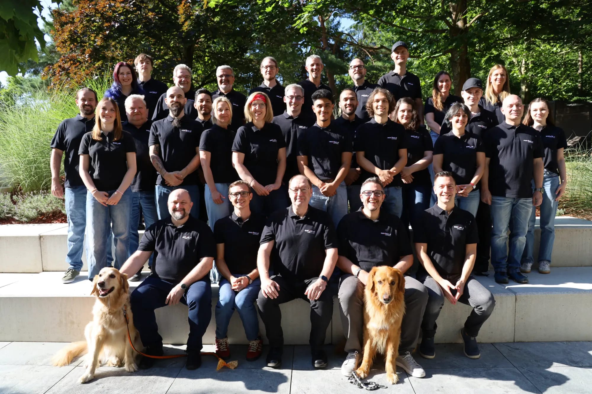 Gruppenfoto der Teams von razzfazz.ai GmbH und SEQIS GmbH im Garten des Wiener Büros