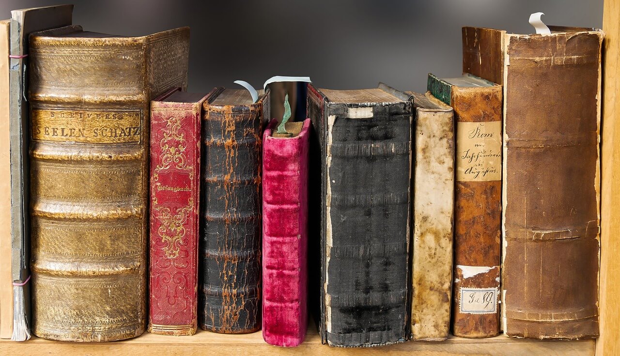 Historisches, handgeschriebenes Buch als Beispiel für digital zugänglich gemachte Sammlungsobjekte