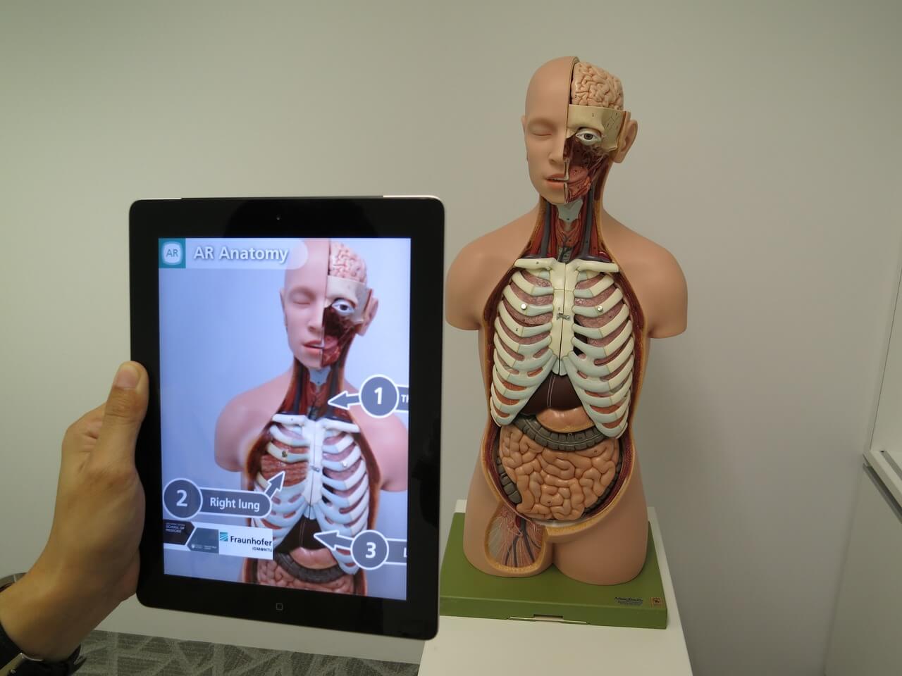Person mit einer Augmented-Reality-Brille